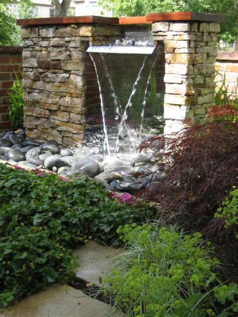 So bauen Sie einen Wassergarten mit Wasserfall
